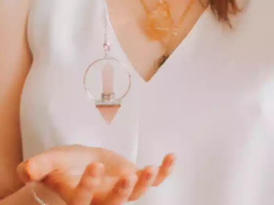 Memanfaatkan Kekuatan Dowsing: Menggunakan Pendulum dengan Aman