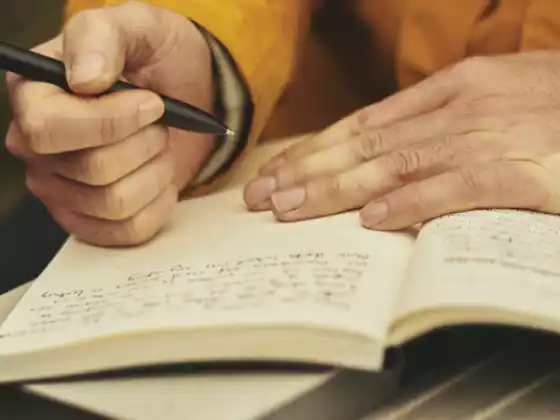 Explorando sus vidas pasadas a través de un diario